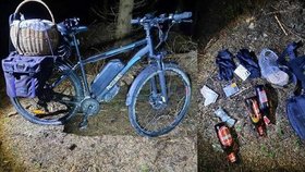 Policisté hledají majitele kola, které stálo několik dnů v lese u Bělé pod Pradědem. Obávají se, že se mu mohlo něco stát.