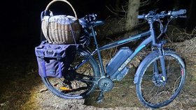 Policisté hledají majitele kola, které stálo několik dnů v lese u Bělé pod Pradědem. Obávají se, že se mu mohlo něco stát.