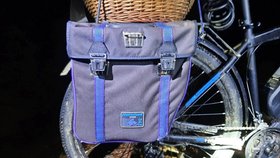 Policisté hledají majitele kola, které stálo několik dnů v lese u Bělé pod Pradědem. Obávají se, že se mu mohlo něco stát.