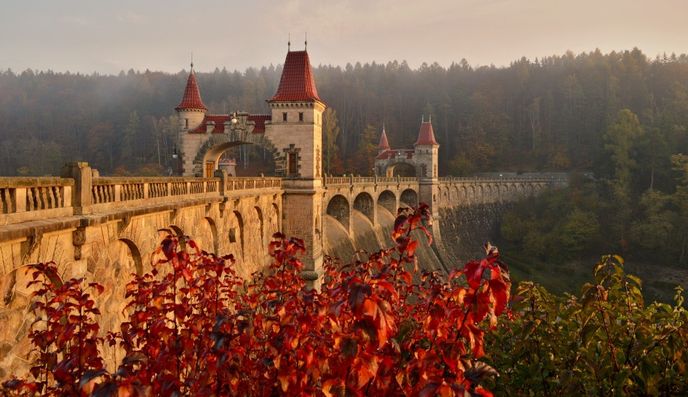 Od roku 2010 jsou přehrada i vodní elektrárna Les Království zapsány mezi národní kulturní památky. Od roku 2010 jsou přehrada i vodní elektrárna Les Království zapsány mezi národní kulturní památky.
