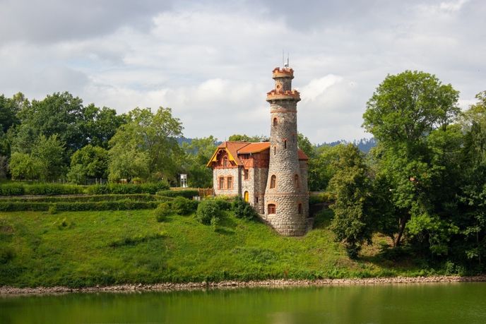 Domek hrázného najdete na pravém břehu. Domek hrázného najdete na pravém břehu.