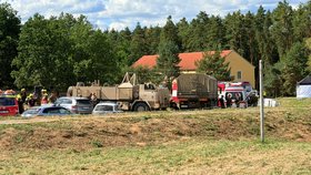 V Lešanech se při předvádění vojenské techniky převrátila tatra, dva zranění