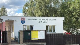 V Lešanech se při předvádění vojenské techniky převrátila tatra, dva zranění