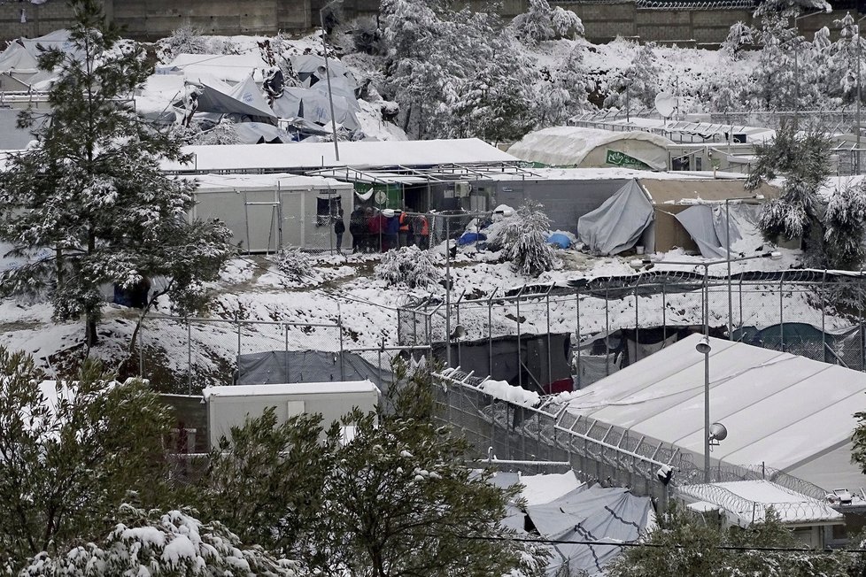 Zasněžený uprchlický tábor na řeckém ostrově Lesbos