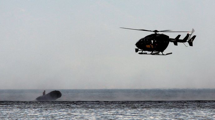 Na příval uprchlíků dohlíží u ostrova Lesbos také helikoptéra unijní agentury Frontex.