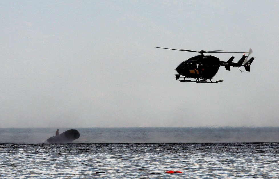 Na příval uprchlíků dohlíží u ostrova Lesbos také helikoptéra unijní agentury Frontex.