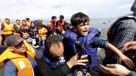 Čtvrteční dopoledne na březích ostrova Lesbos. Uprchlíci dál přijíždějí po stovkách.