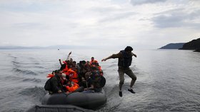 Během 45 minut se ve čtvrtek na březích Lesbosu vylodilo odhadem 1200 uprchlíků. Pokračuje tak trend posledních dní.