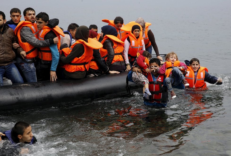 Takhle to na březích ostrova Lesbos vypadalo ve středu. Tlačenice vyloďujících se uprchlíků nebrala konce.