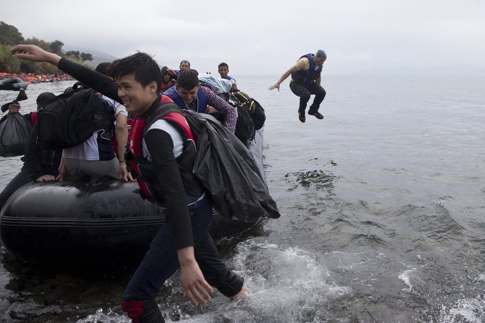 Takhle to na březích ostrova Lesbos vypadalo ve středu. Tlačenice vyloďujících se uprchlíků nebrala konce.