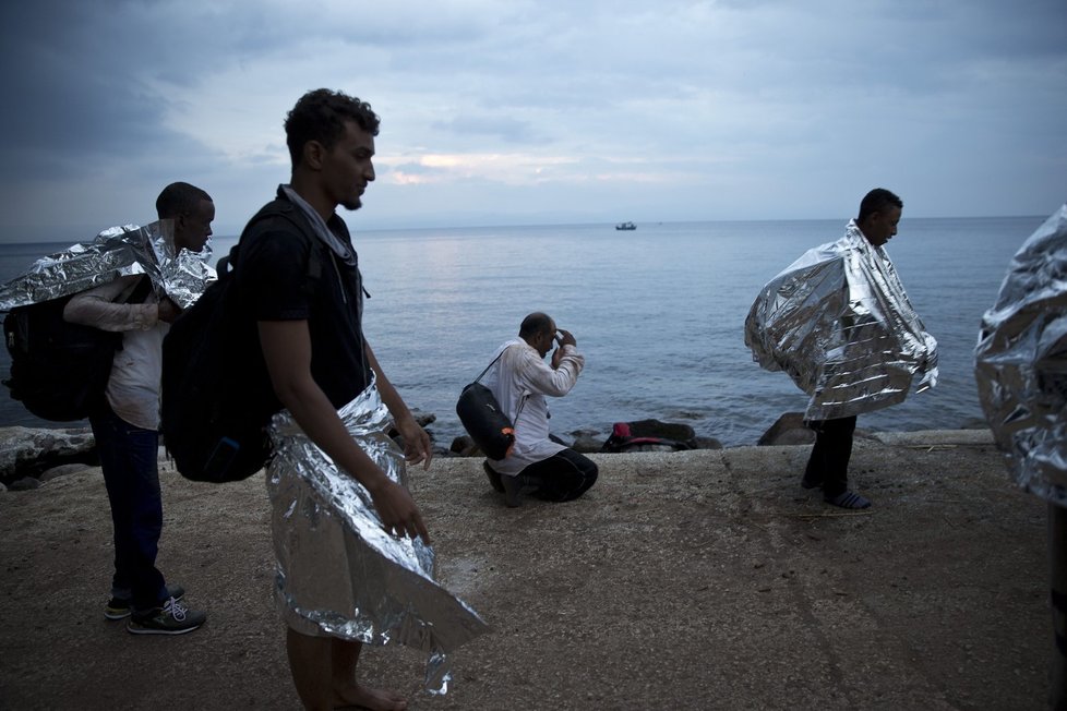 Takhle to na březích ostrova Lesbos vypadalo ve středu. Tlačenice vyloďujících se uprchlíků nebrala konce.