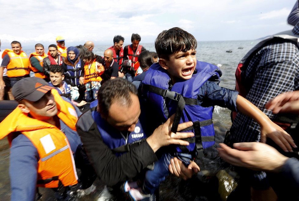 Čtvrteční dopoledne na březích ostrova Lesbos. Uprchlíci dál přijíždějí po stovkách.