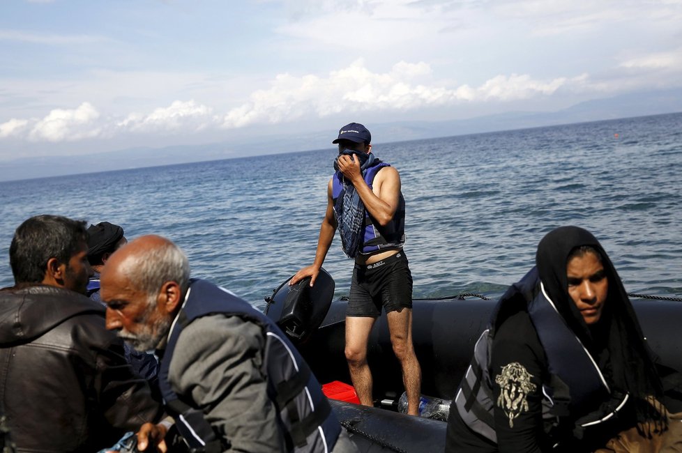 Pobřežní stráž už na Lesbosu zadržela také minimálně jednoho pašeráka lidí - na obrázku uprostřed se zahalenou tváří.