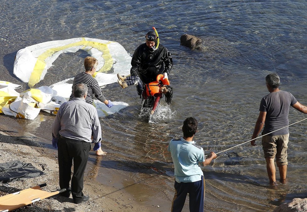 Při lodním neštěstí u ostrova Lesbos se utopilo 7 migrantů, mezi nimi čtyři děti.