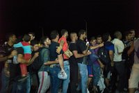 Násilí na řeckém Lesbu: Běženci ignorovali policii, pořádek zjednaly až obušky