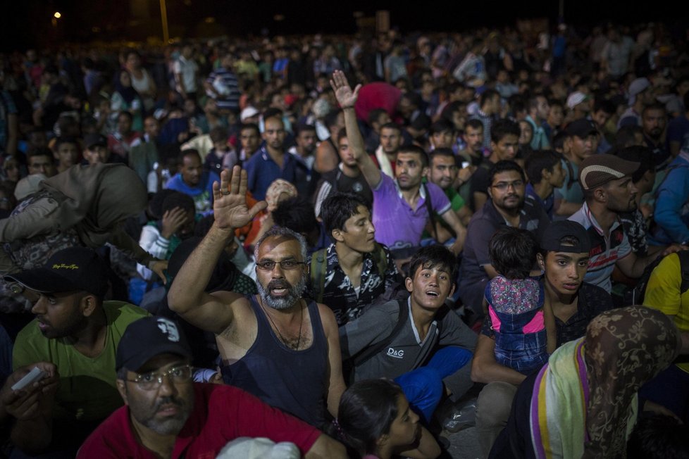 Na Lesbosu jsou davy uprchlíků