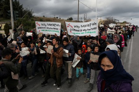 Uprchlíci a migranti demonstrovali za zlepšení podmínek v přeplněných táborech na řeckém ostrově Lesbos. Policie zasáhla a použila na protestující slzný plyn.