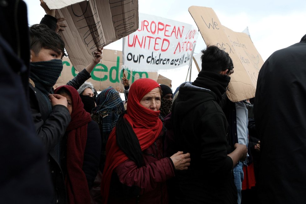 Uprchlíci a migranti demonstrovali za zlepšení podmínek v přeplněných táborech na řeckém ostrově Lesbos. Policie zasáhla a použila na protestující slzný plyn.