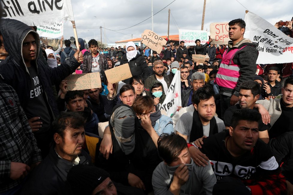 Uprchlíci a migranti demonstrovali za zlepšení podmínek v přeplněných táborech na řeckém ostrově Lesbos. Policie zasáhla a použila na protestující slzný plyn.