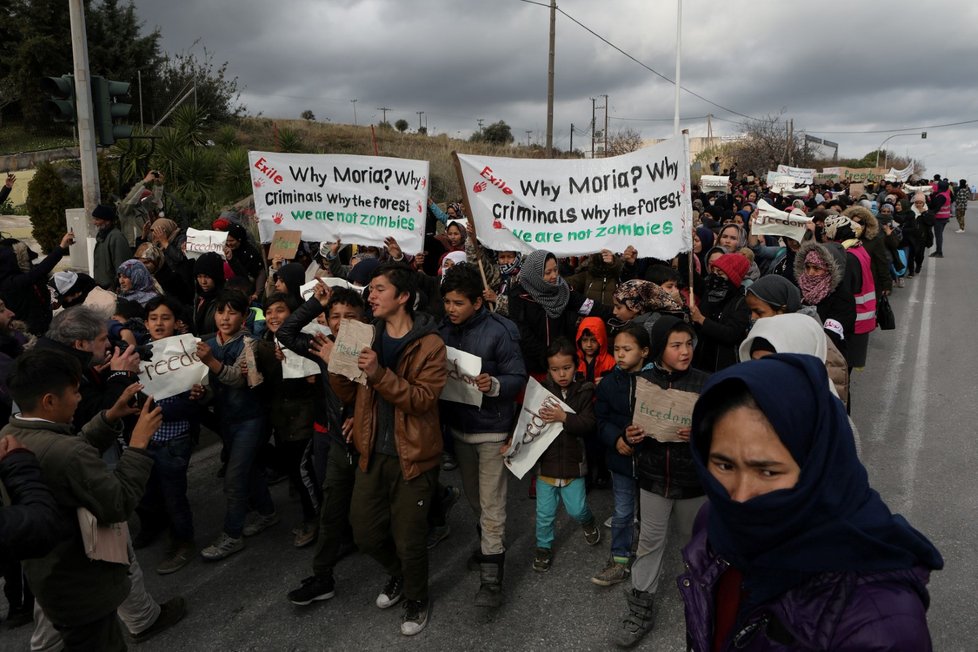 Uprchlíci a migranti demonstrovali za zlepšení podmínek v přeplněných táborech na řeckém ostrově Lesbos. Policie zasáhla a použila na protestující slzný plyn.