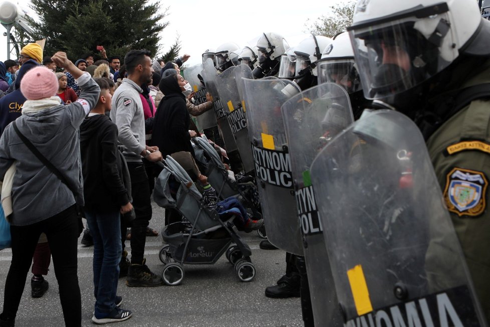 Uprchlíci a migranti demonstrovali za zlepšení podmínek v přeplněných táborech na řeckém ostrově Lesbos. Policie zasáhla a použila na protestující slzný plyn.