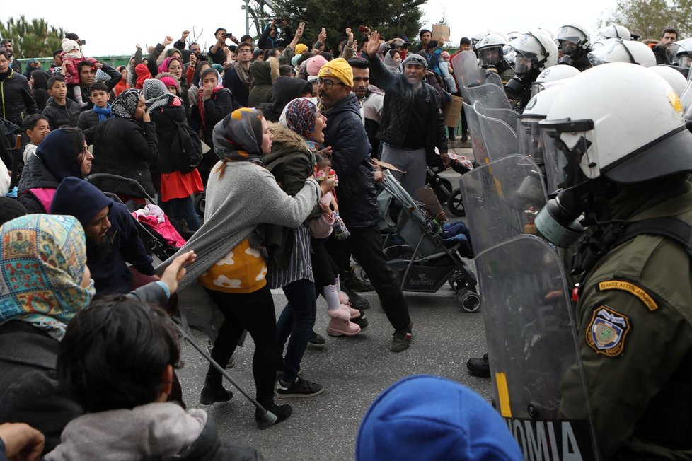 Uprchlíci a migranti demonstrovali za zlepšení podmínek v přeplněných táborech na řeckém ostrově Lesbos. Policie zasáhla a použila na protestující slzný plyn.