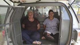 Zleva: Matka Rosana Auri da Silva Cândido a milenka Kacyla Pryscila Santiago Damasceno Pessoa po zatčení.