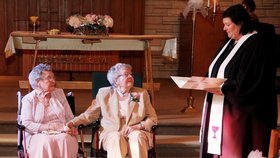 V devadesáti před oltářem: Lesbičky se konečně mohly vzít