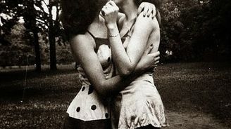 Zamilované lesbičky na fotografiích z dob, kdy byly označovány za nemocné