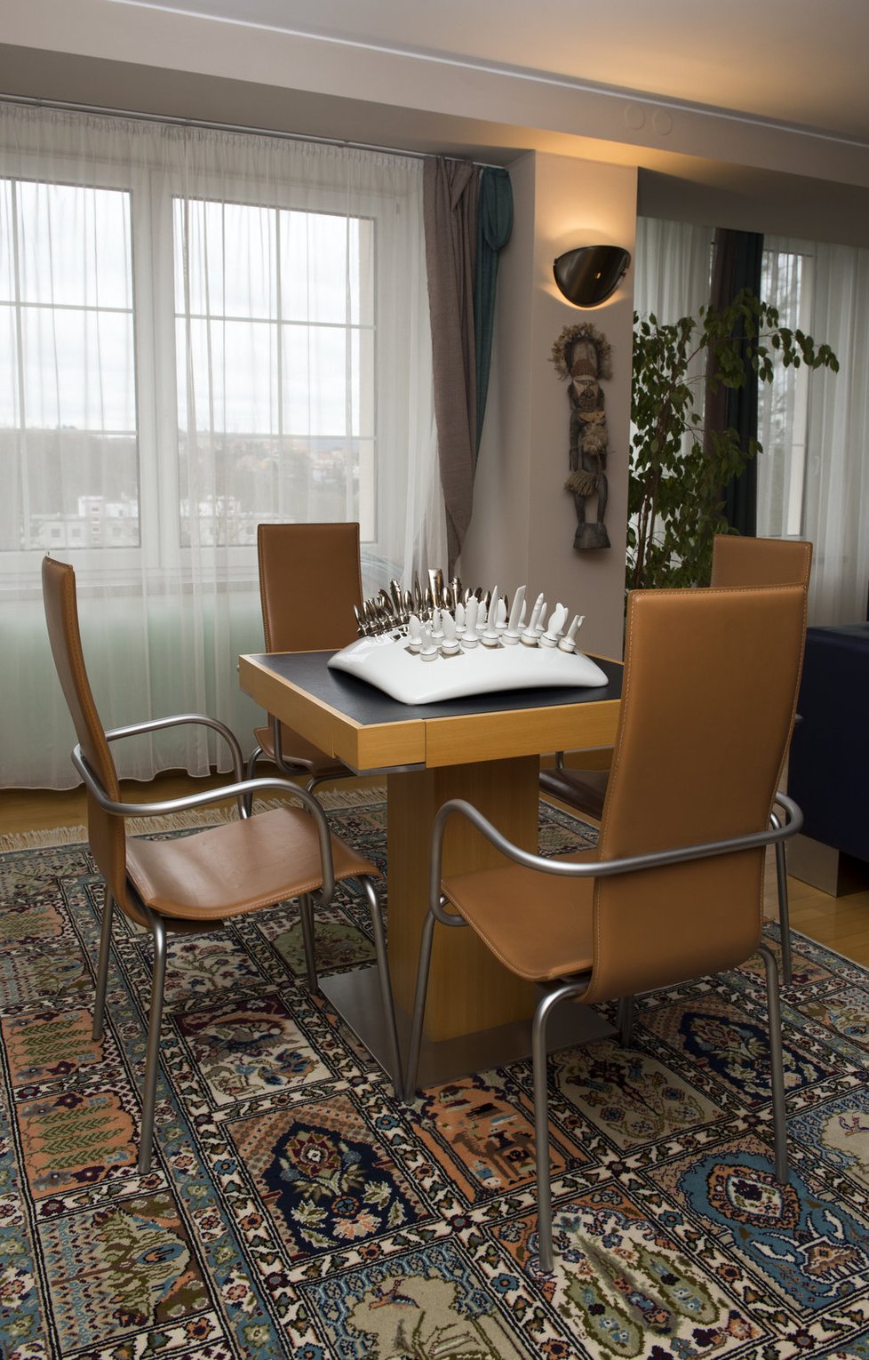 Nezvyklá šachovnice byl dárek od designérské firmy, která Lešku Wronkovi zařizovala celý interiér domu.