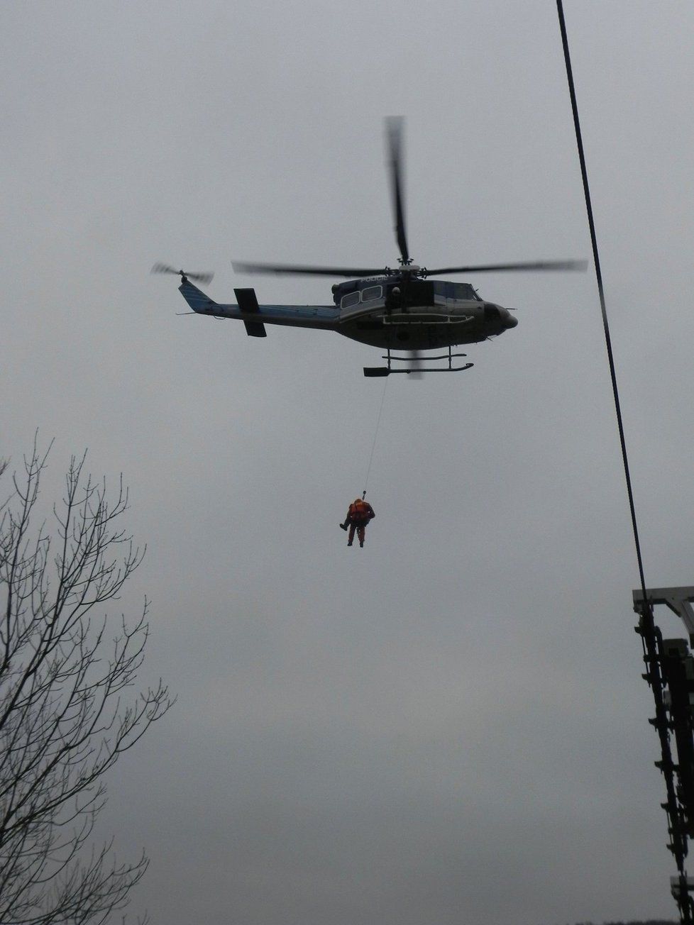 Zraněného lesního dělníka dopravil do brněnské nemocnice záchranářský vrtulník.