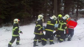 Zraněného lesního dělníka po ošetření přepravil záchranářský vrtulník do Fakultní nemocnice v Brně.