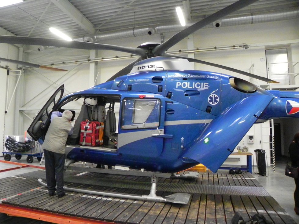 Zraněného lesního dělníka dopravil do nemocnice z obtížně dostupného místa záchranářský vrtulník.