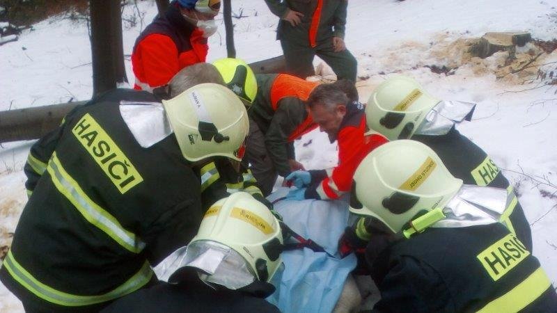 Zraněného lesního dělníka po ošetření přepravil záchranářský vrtulník do Fakultní nemocnice v Brně.