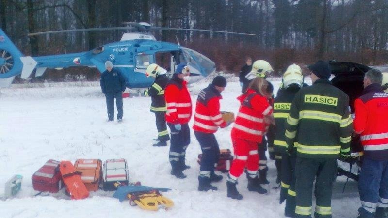 Zraněného lesního dělníka po ošetření přepravil záchranářský vrtulník do Fakultní nemocnice v Brně 