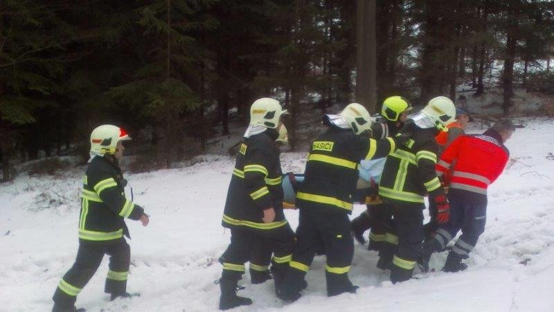 Zraněného lesního dělníka po ošetření přepravil záchranářský vrtulník do Fakultní nemocnice v Brně.