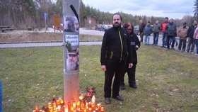 Spoluautor petice Lukáš Kocián se na akci ujal úvodního slova a požádal o minutu ticha za zesnulého Vojtěcha.