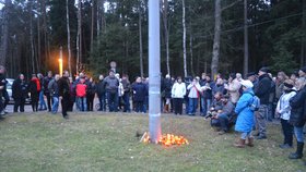 Lidé tiše uctili památku lesního muže.