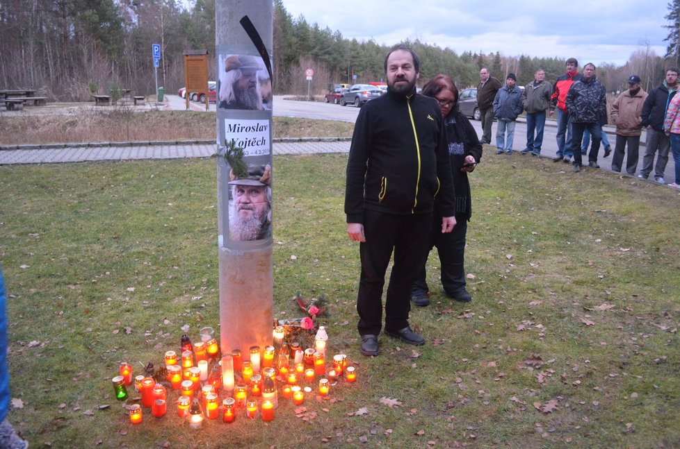 Spoluautor petice Lukáš Kocián se na akci ujal úvodního slova a požádal o minutu ticha za zesnulého Vojtěcha.