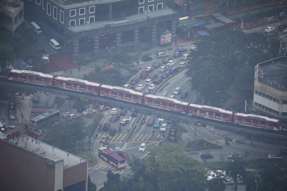 Lesní požáry zachvátily Indonésii, kouřem se dusí i lidé v Singapuru a Malajsii.