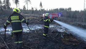 Osm hasičských jednotek bojovalo v pondělí večer s požárem ve vojenském újezdu Březina u Vyškova.