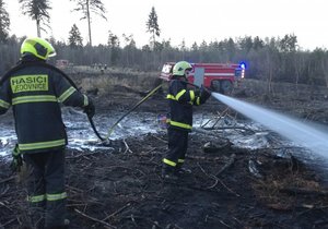 Osm hasičských jednotek bojovalo v pondělí večer s požárem ve vojenském újezdu Březina u Vyškova.
