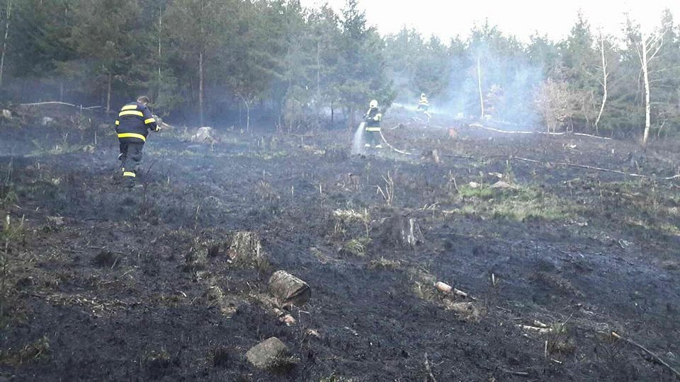 Osm hasičských jednotek bojovalo v pondělí večer s požárem ve vojenském újezdu Březina u Vyškova.