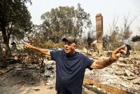 Hankovi plameny vzaly „dům snů“, který stavěl 30 let. Kalifornie hoří a kouř míří do Evropy