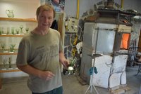 Sklárna ve Vrbně jede na plný výkon: Roman oživil výrobu lesního skla