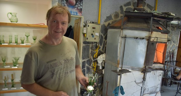 Sklář Roman Míček s výrobkem z lesního zeleného skla.