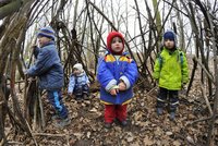 Lesní školky poprvé slaví svůj mezinárodní den. A stěžují si, že musí dětem dávat svačiny