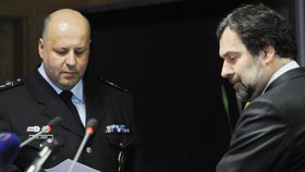 Ministr vnitra Radek John předává v roce 2011 na tiskové konferenci v Praze jmenovací dekret novému policejnímu prezidentovi Petru Lessymu