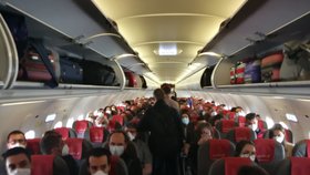 Přeplněný let rozzuřil cestující: Pasažéři se báli, že dostanou koronavirus!