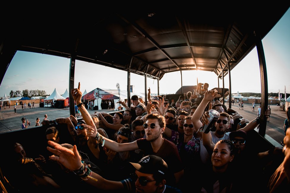 Na festivaly si chodí podle Jiřího Vacka lidé užít dobrou hudbu, pobavit se a někdy si i něco &#34;šlehnout&#34;. (ilustrační foto)